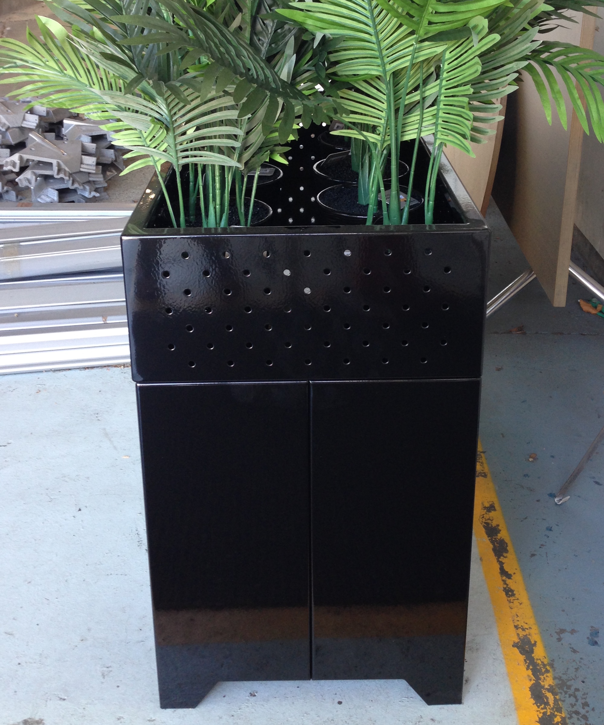 Planter box black sideview